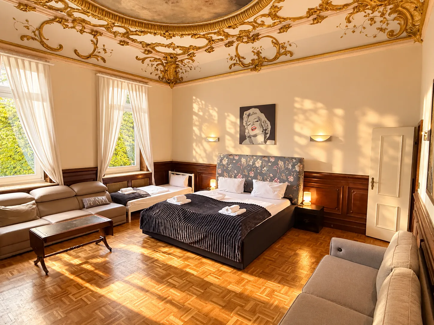 Großes Doppelzimmer mit Stuckdecke, Sofa und Sitzecke